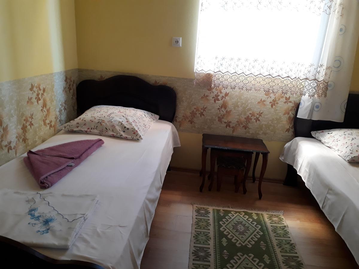 Guest House Nino Batoemi Buitenkant foto