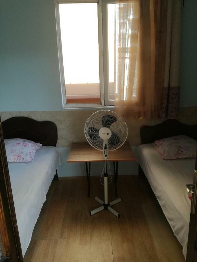 Guest House Nino Batoemi Buitenkant foto