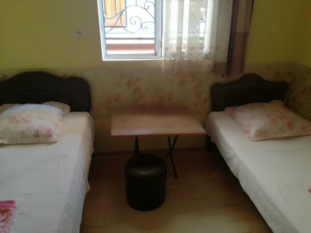 Guest House Nino Batoemi Buitenkant foto