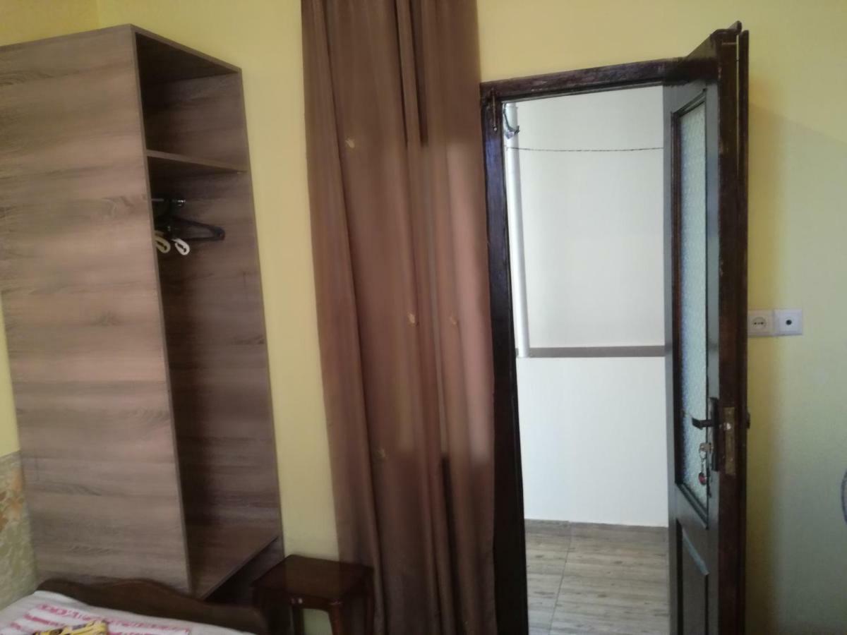 Guest House Nino Batoemi Buitenkant foto
