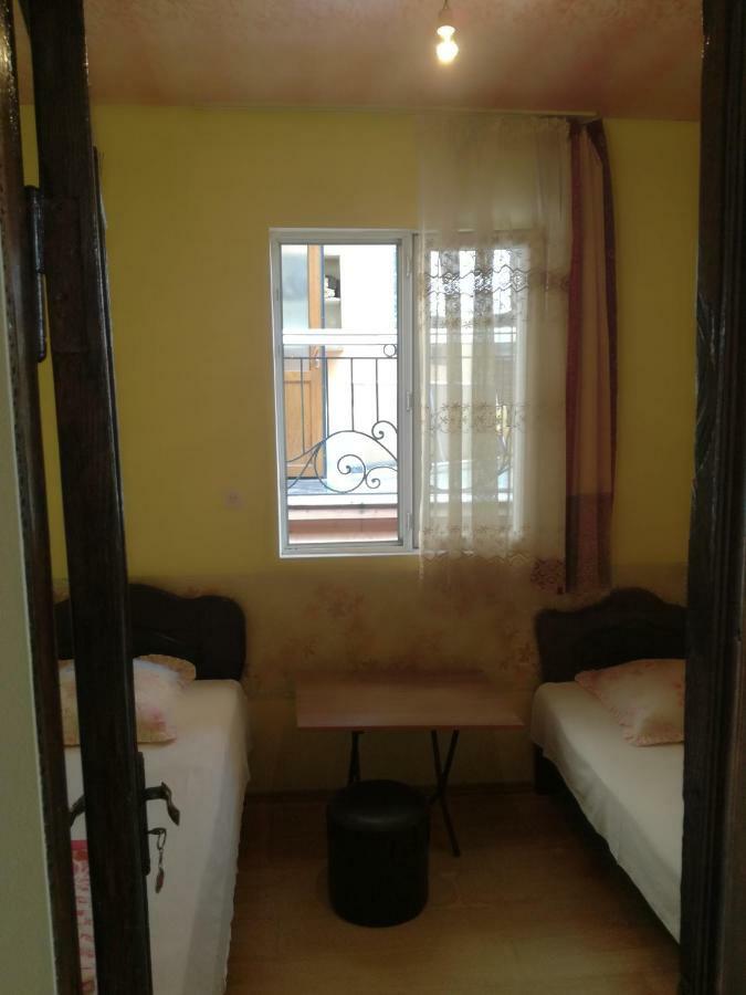 Guest House Nino Batoemi Buitenkant foto